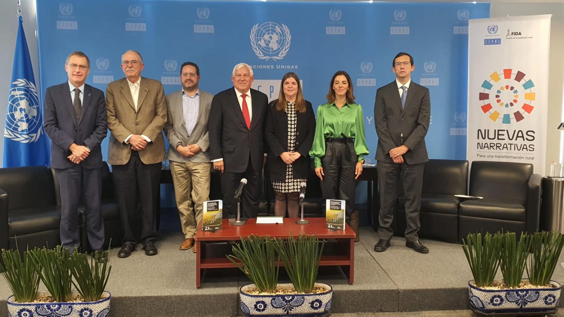 Left to right: Donal Brown, Julio Berdegué, Rodrigo Jiménez, Víctor Villalobos, Rossana Polastri, Paloma Merodio and Ramón Padilla