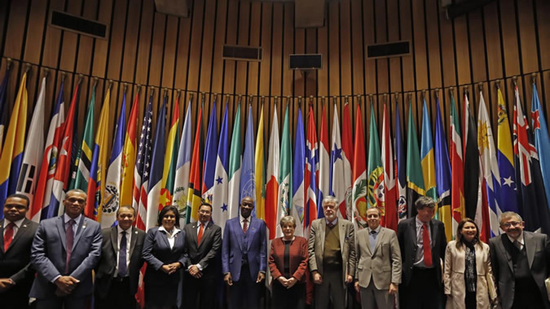 The delegation accompanying Trinidad and Tobago's Prime Minister, Keith Rowley, met with ECLAC Executive Secretary, Alicia Bárcena, and several directors of the organization.