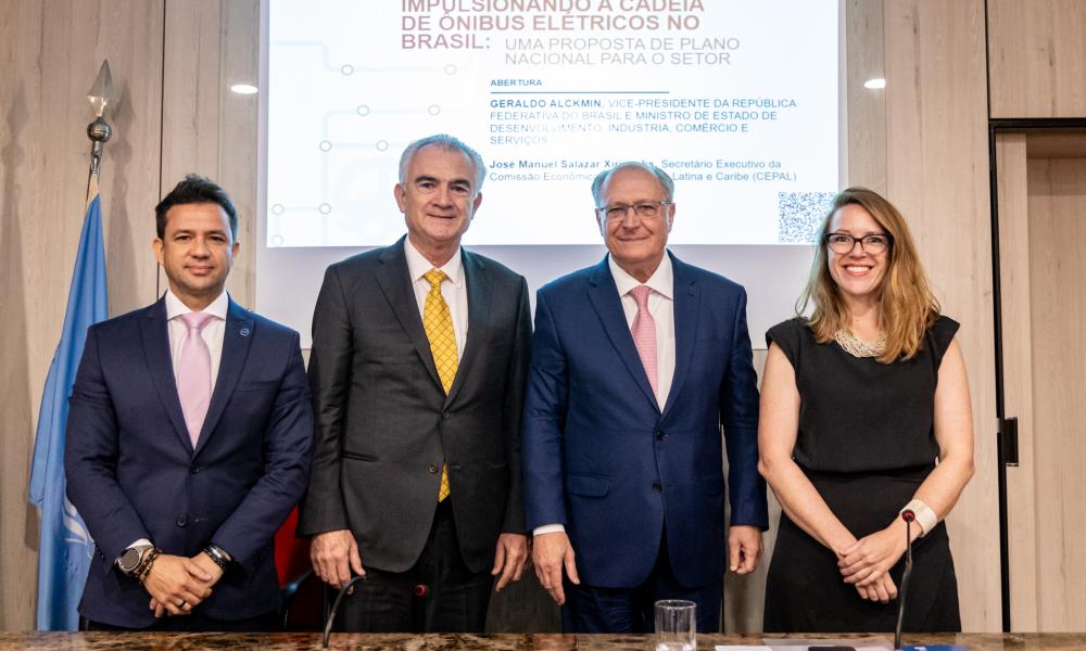 De izquierda a derecha: Uallace Moreira, Secretario de Desarrollo Industrial, Innovación, Comercio y Servicios del Ministerio de Desarrollo, Industria, Comercio y Servicios de Brasil (MDIC); José Manuel Salazar-Xirinachs, Secretario Ejecutivo de la CEPAL; Geraldo Alckmin, Vicepresidente de República Federal de Brasil y Ministro del MDIC; y Camila Gramkow, Directora Interina de la Oficina de la CEPAL en Brasil. 