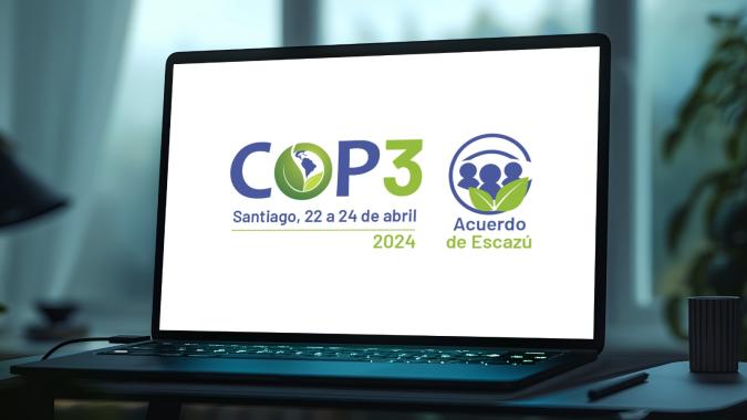 Computador con el logo de la COP3 del Acuerdo de Escazú en la pantalla