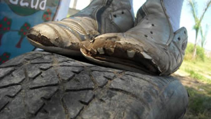 zapatos rotos sobre neumático