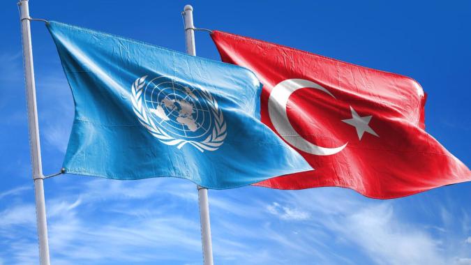 foto de banderas de Turquía y de la ONU flameando
