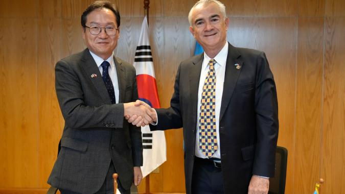 Kim Hak Jae, Embajador de la República de Corea en Chile, y José Manuel Salazar-Xirinachs, Secretari