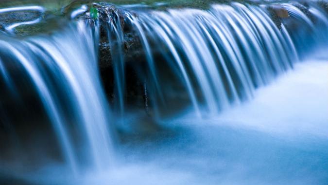 agua brotando de una vertiente