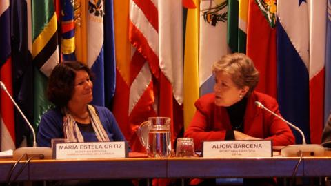 María Estela Ortiz, Secretaria Ejecutiva del Consejo Nacional de la Infancia (izq), y Alicia Bárcena, Secretaria Ejecutiva de la CEPAL, durante la presentación del sistema SIENA.