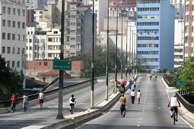 Calle con personas caminando y en bicicleta