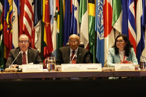 De derecha a izquierda, Cielo Morales, Directora del ILPES; Héctor Alexander, Ministro de Economía y Finanzas de Panamá, y Raúl García-Buchaca, Secretario Ejecutivo Adjunto para Administración y Análisis de Programas de la CEPAL.