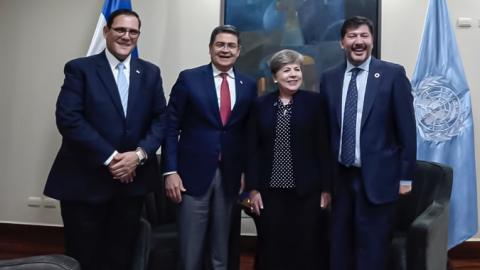 De izquierda a derecha: Lisando Rosales, Canciller de Honduras; Juan Orlando Hernández, Presidente de Honduras; Alicia Bárcena, Secretaria Ejecutiva de la CEPAL; e Igor Garafulic, Representante de las Naciones Unidas en Honduras.