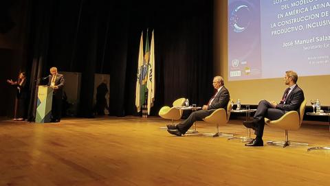 From left to right, José Manuel Salazar-Xirinachs, ECLAC’s Executive Secretary; Aloizio Mercadante, President of BNDES, and Christoph Heuser, Representative of FES in Brazil. 