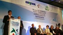 El Director del ILPES, Jorge Máttar, durante la entrega del reconocimiento del CONEVAL.