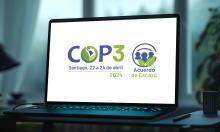 Computador con el logo de la COP3 del Acuerdo de Escazú en la pantalla