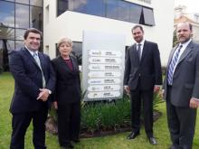 La Secretaria Ejecutiva de la CEPAL, Alicia Bárcena, acompañada por Raúl Echeberría, Director Ejecutivo de LACNIC, Pablo Bello, Secretario General de la AHCIET y Sebastián Bellagamba, Director de Internet Society para América Latina y Caribe. 