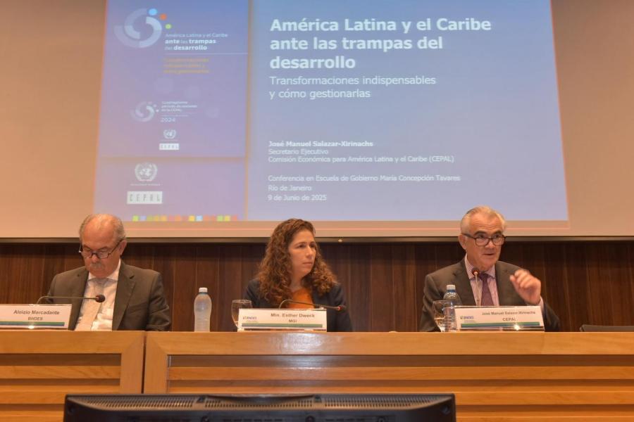 Photo of the main panel of the meeting.