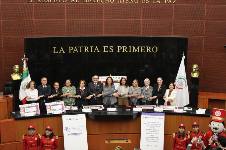 foto de los participantes en la presentación