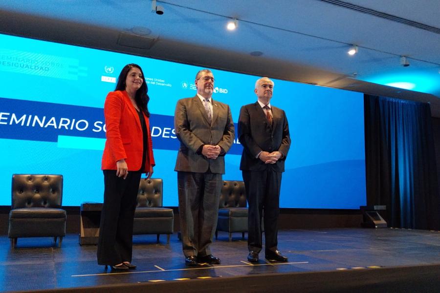Foto (de izquierda a derecha): Ignez Tristao, Representante del BID en Guatemala; Bernardo Arévalo de León, Presidente de Guatemala; y José Manuel Salazar-Xirinachs, Secretario Ejecutivo de la CEPAL.