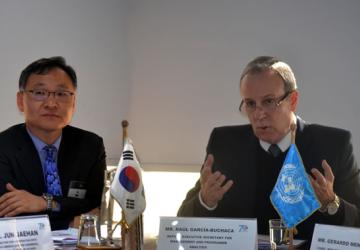 Jo Yung-joon, Director General para América Latina y el Caribe del Ministerio de Relaciones Exteriores de la República de Corea (a la izquierda), y Raúl García-Buchaca, Secretario Ejecutivo Adjunto para Administración y Análisis de Programas de la CEPAL.