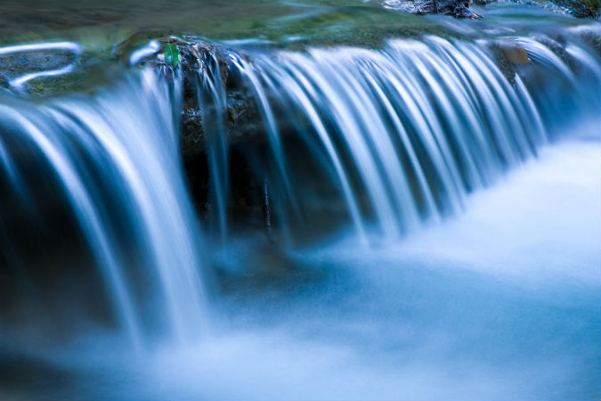 agua brotando de una vertiente