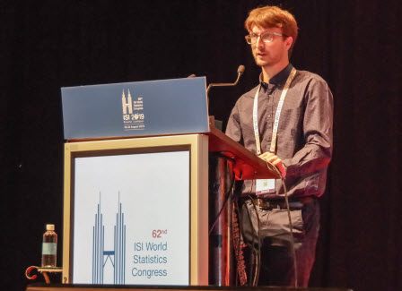 El ganador de 2019, Vianney Costemalle (INSEE, Francia), presentando su artículo " Detecting Geographical Differencing Problems in the Context of Spatial Data Dissemination " en el 62º Congreso Mundial de Estadística ISI en Kuala Lumpur, Malasia (18-23 de agosto de 2019)